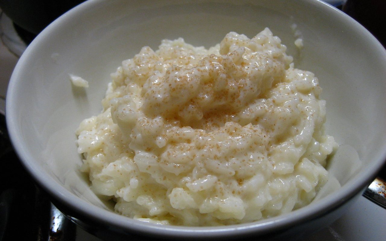 Bowls of creamy Turkish sütlaç rice pudding dusted with cinnamon