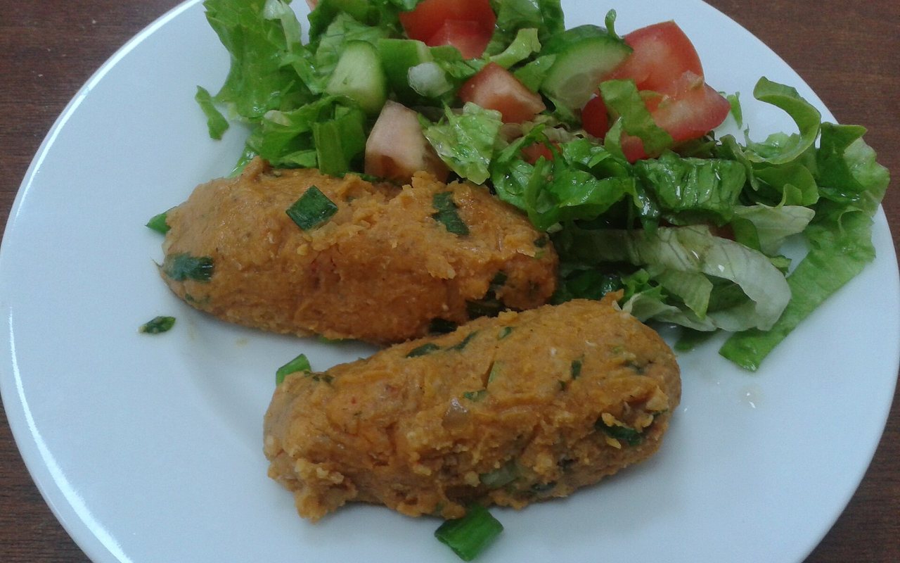 Hand-shaped Turkish red lentil and bulgur patties on a platter