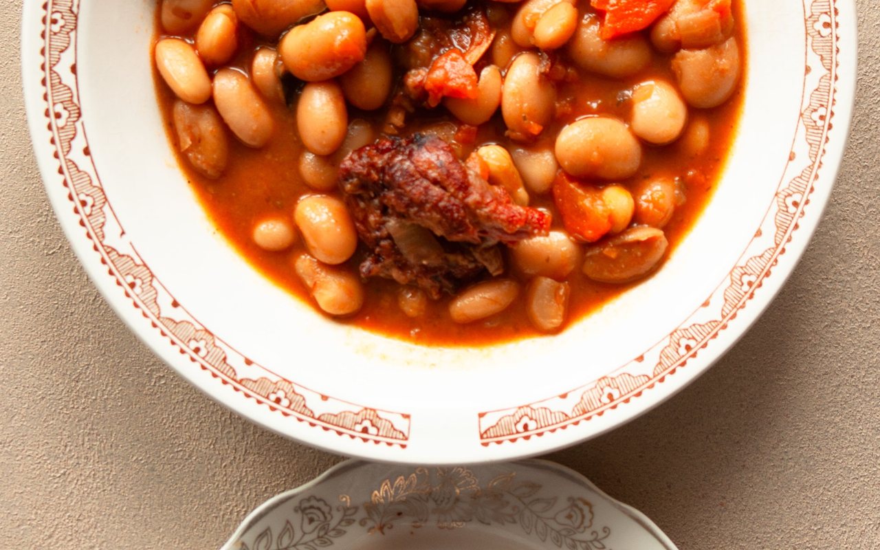 Turkish white bean stew with onions and red peppers