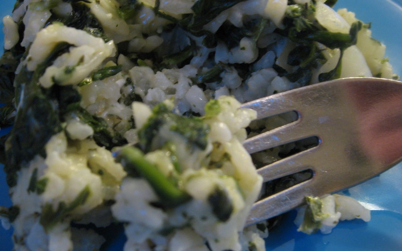 Cooked spinach and rice stew in a bowl