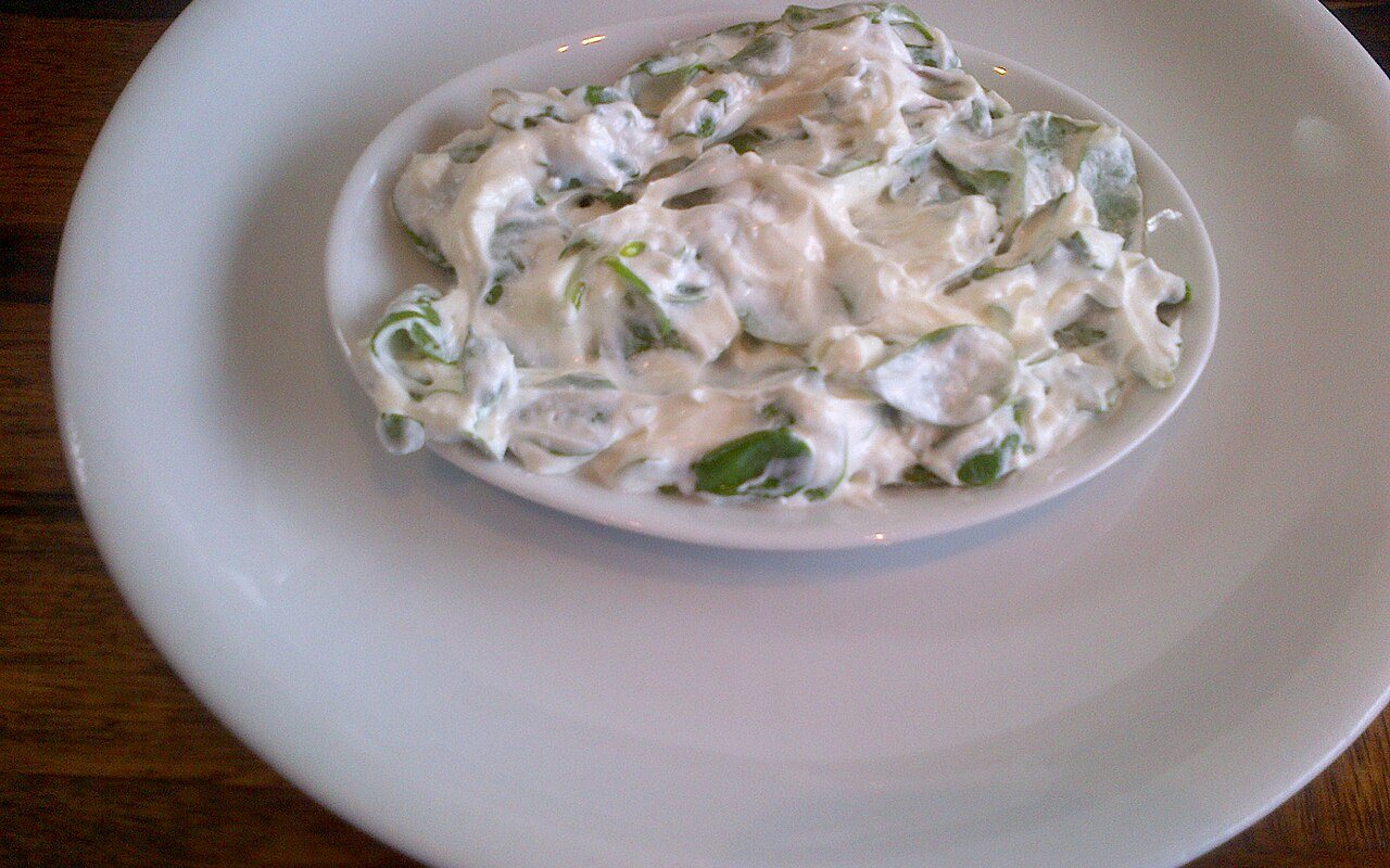 Purslane salad coated in garlic yogurt