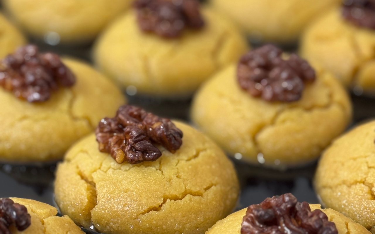 Tray of oval golden şekerpare cookies glistening with syrup
