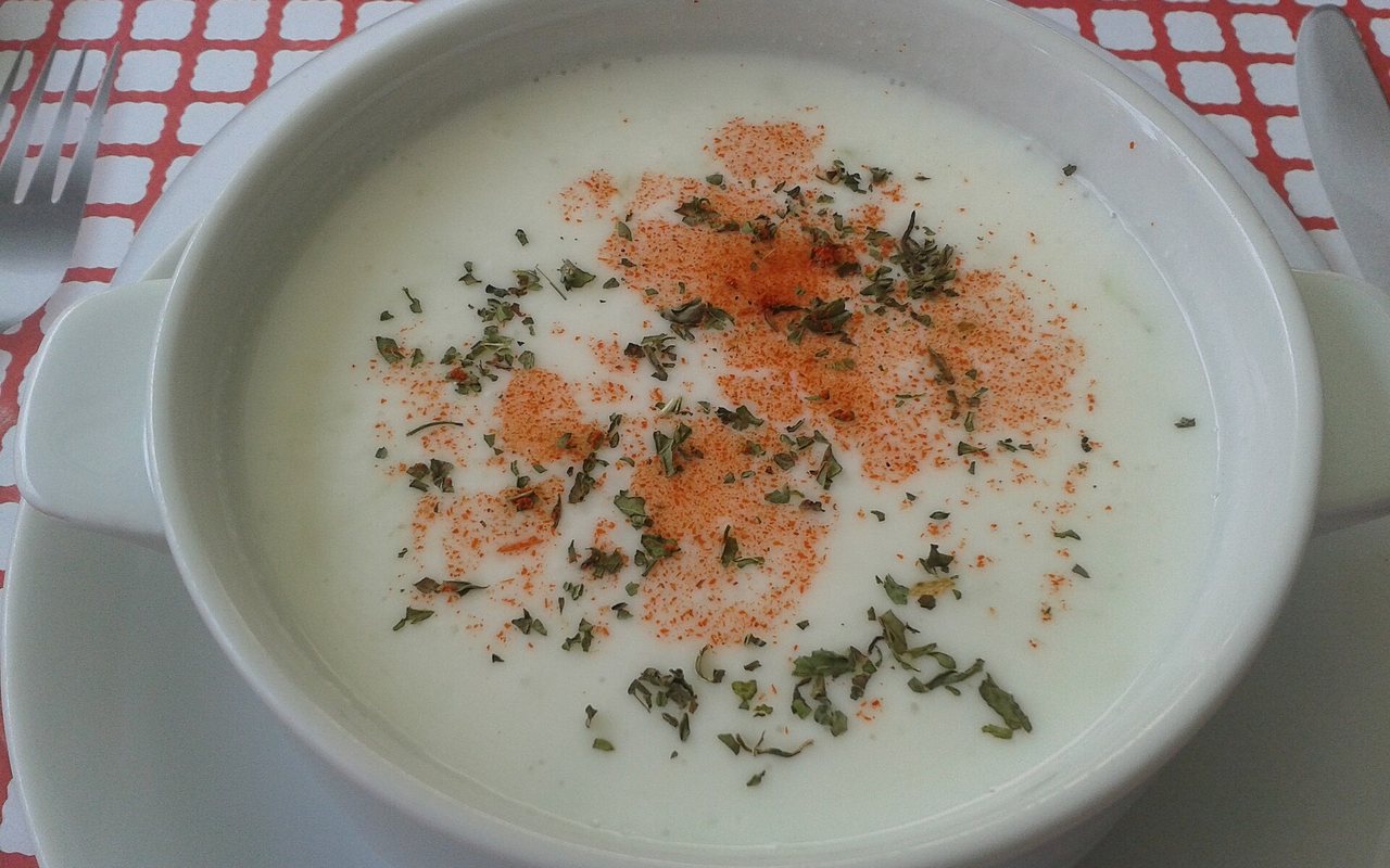 Cacık cucumber-yogurt dip in a bowl topped with olive oil