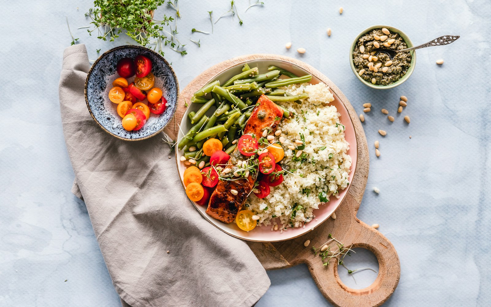 Balanced plate with salmon, green beans, grain, and tomatoes