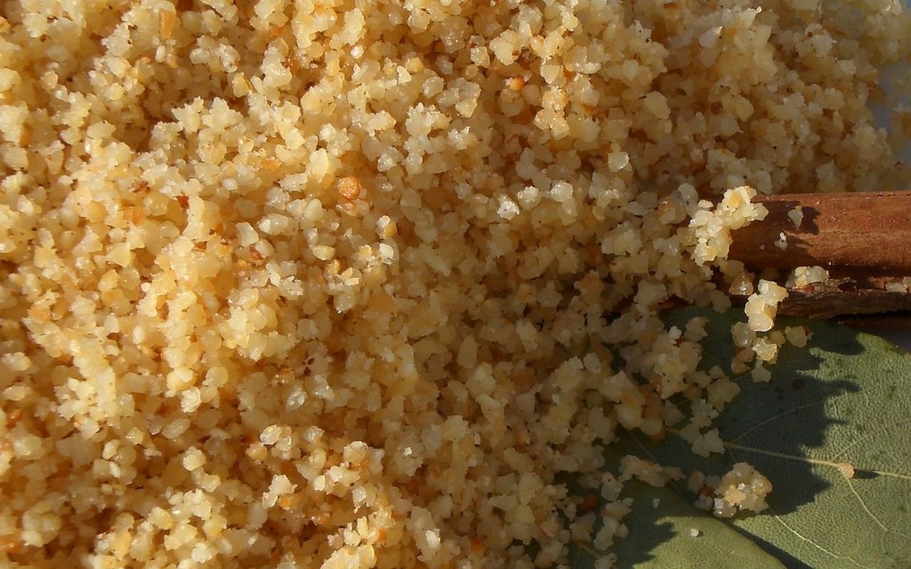 Fluffy red-pepper bulgur pilaf in a serving bowl